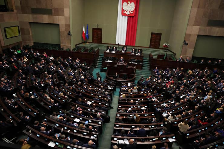 פולין הצבעת אי אמון נגד הממשלה