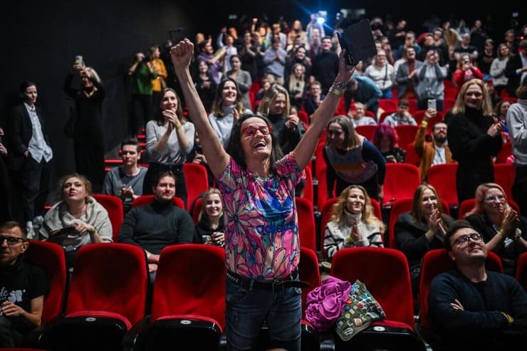 פולין מתכנסים בקולנוע לצפות בהצבעת ה אי אמון ב ממשלה