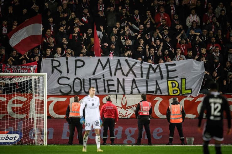 שלט לכבוד אוהד נאנט שנהרג בקרב עם מחנה ממועדון אחר