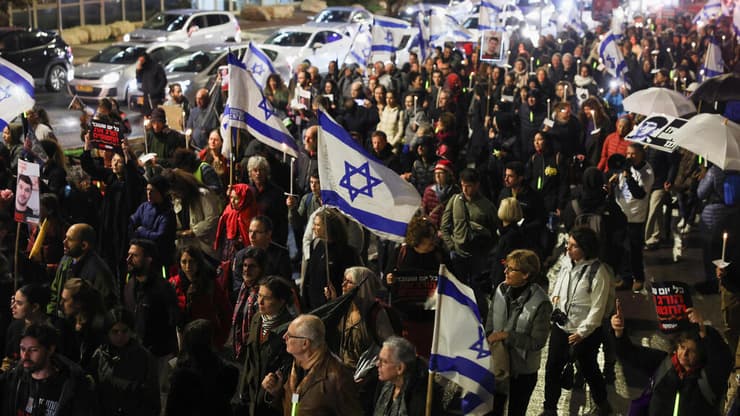 משפחות החטופים יחד עם הפעילים מתחילים צעדה למשרד רה"מ 