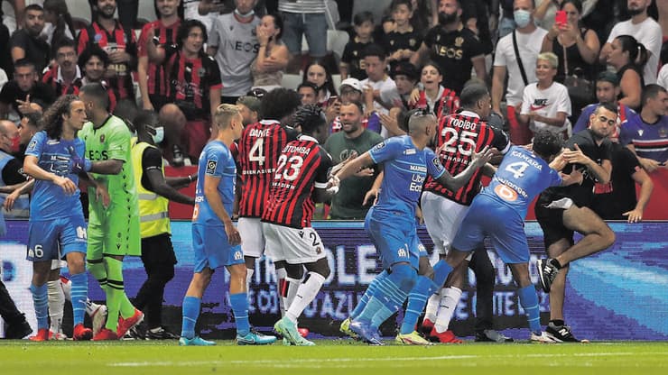 שחקני מארסיי וניס נאבקים באוהד שפרץ למגרש