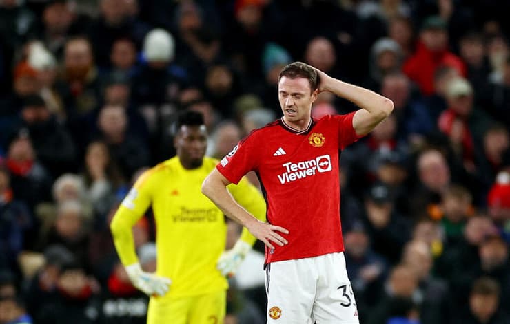 יונייטד סיימה אחרונה והודחה מאירופה. ג'וני אוונס מאוכזב (צילום: REUTERS/Carl Recine) מנצ'סטר יונייטד באיירן מינכן