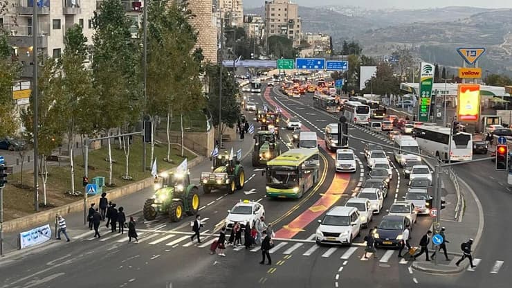 משפחות החטופים והחטופות בשיירה בדרך לירושלים למשכן הכנסת