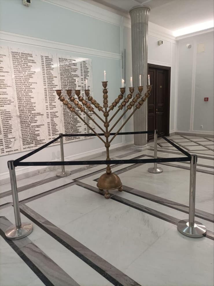 חבר פרלמנט ימני קיצוני, גז'גוש בראון, כיבה באלימות חנוכייה שהדליקו שגריר ישראל בפולין יעקב ליבנה ונציגי הקהילה היהודית