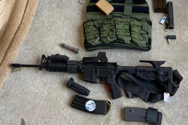 הכוחות איתרו נשקים, תחמושת ומטענים (צילום: דובר צה"ל) אמצעי הלחימה שאותרו במהלך הלילה במחנה הפליטים ג'נין וברחבי יהודה ושומרון