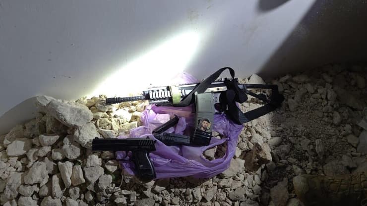 צילום: דובר צה"ל אמצעי הלחימה שאותרו במהלך הלילה במחנה הפליטים ג'נין וברחבי יהודה ושומרון