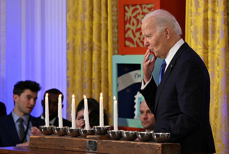 ביידן בטקס הדלקת החנוכייה המסורתי בבית הלבן