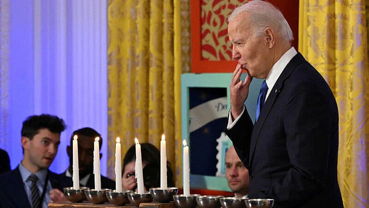 ביידן בטקס הדלקת החנוכייה המסורתי בבית הלבן