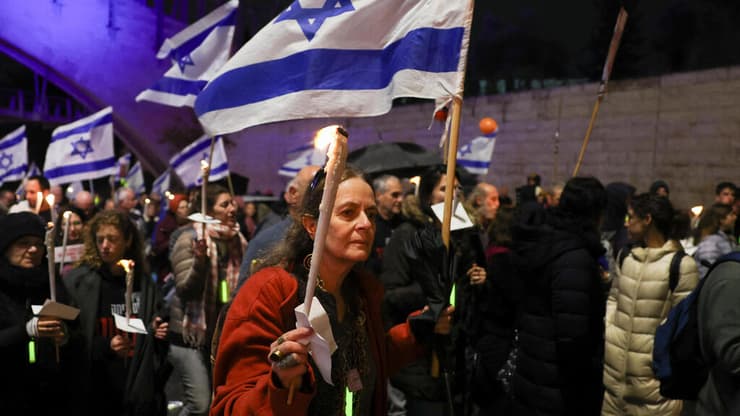 משפחות החטופים יחד עם הפעילים מתחילים צעדה למשרד רה"מ 