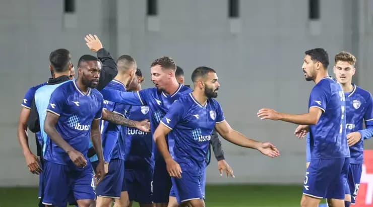 שחקני עירוני קריית שמונה חוגגים (שחר גרוס) שחקני עירוני קריית שמונה חוגגים