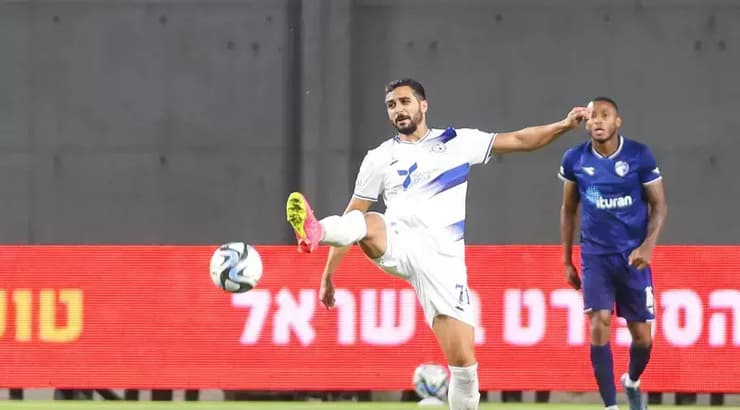 אחמד עאבד משתלט (שחר גרוס) אחמד עאבד משתלט