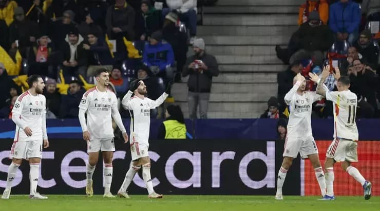 אנחל די מריה ורפא סילבה חוגגים עם שחקני בנפיקה (רויטרס) אנחל די מריה ורפא סילבה חוגגים עם שחקני בנפיקה