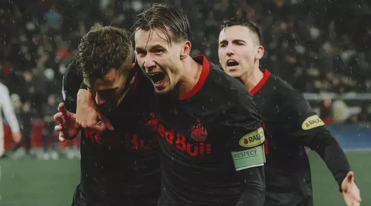 אוסקר גלוך ושחקני זלצבורג בטירוף (הטוויטר הרשמי של זלצבורג) אוסקר גלוך ושחקני זלצבורג בטירוף