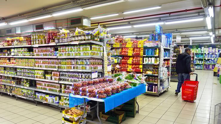 קופסאות שימורים בסופרמרקט