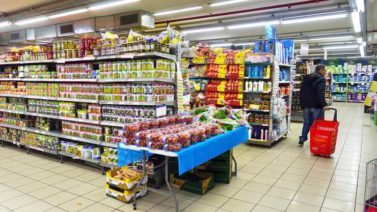 סופרמרקט. השכר הממוצע בארה"ב ובבריטניה מאפשר קנייה של הרבה יותר מוצרי בסיס ביחס לישראל (צילום: defotoberg / Shutterstock.com) קופסאות שימורים בסופרמרקט
