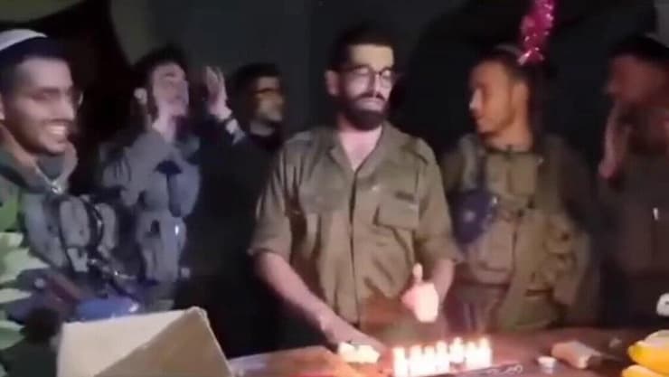 חנן בן ארי מדליק נרות בעזה