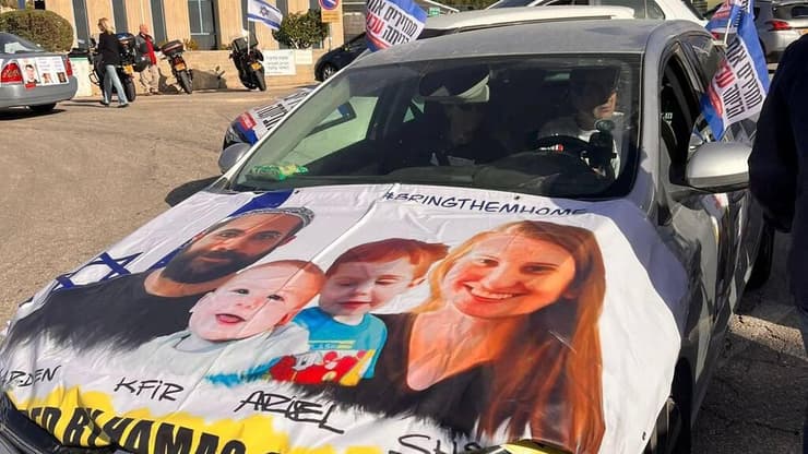 משפחות החטופים והחטופות בשיירה בדרך לירושלים למשכן הכנסת