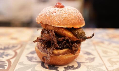 פלאפל גבאי, סופגנייה ממולאת בשר 