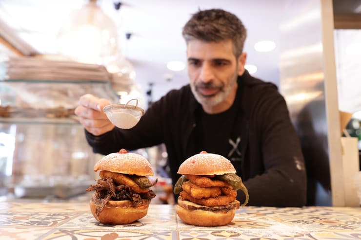 פלאפל גבאי, סופגנייה ממולאת בשר 