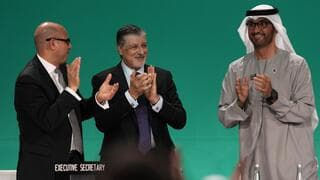 סולטן אל-ג'אבר (מימין) חוגג את החתימה על הסכם האקלים בוועידת האקלים שנערכה בדובאי