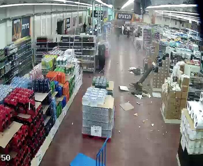 תיעוד: רסיס רקטה נפל בסניף של חנות באשדוד