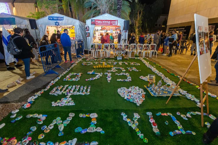 הדלקת נרות חנוכה של חברי קיבוץ בארי