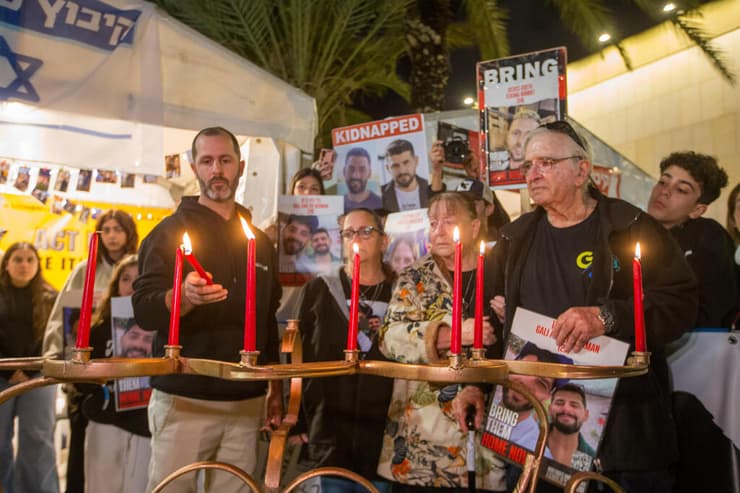 הדלקת הנרות של חברי קיבוץ כפר עזה בכיכר החטופים