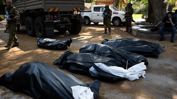 שקיות של גופות הנרצחים במתקפת הטרור של חמאס