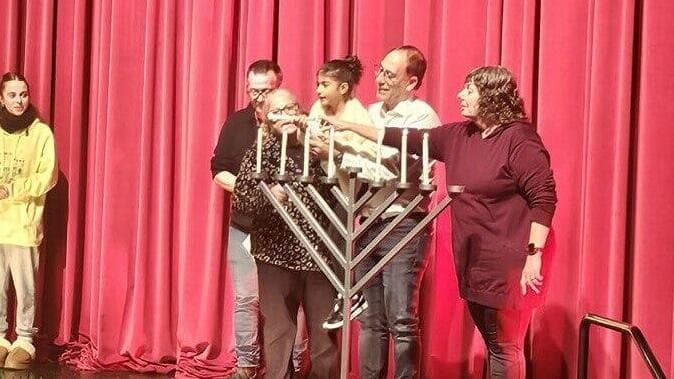 רומי סויסה בת ה-6 שהוריה נרצחו ב-7 באוקטובר, מדליקה נר שביעי של חנוכה ברחובות