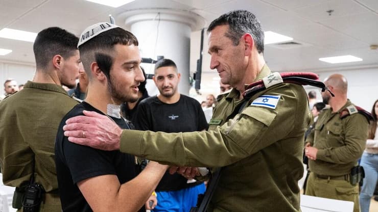 תיעוד מהדלקת הנרות של הרמטכ״ל עם רס״ר (מיל׳) יחיעם ישראל בר אלי מחטיבה 460 שנפצע בלחימה ברצועת עזה