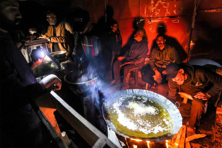 פליטים מבשלים  ב רפיח רצועת עזה