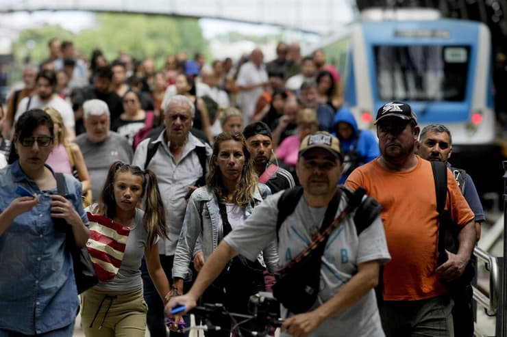 ארגנטינה תחנת רכבת ב בואנוס איירס צעדי צנע כלכליים של הנשיא חאבייר מיליי