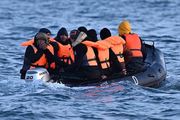 מהגרים בלתי חוקיים בדרך מ צרפת ל בריטניה