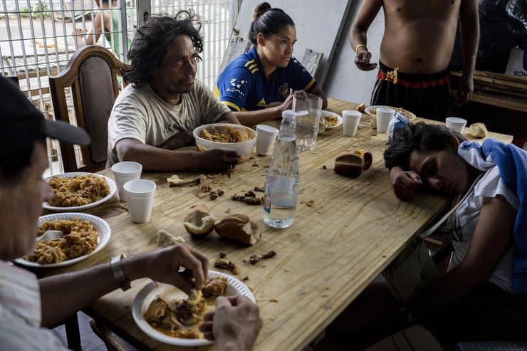 ארגנטינה ארוחת צהריים ב שכונה ב בואנוס איירס צעדי צנע כלכליים של הנשיא חאבייר מיליי