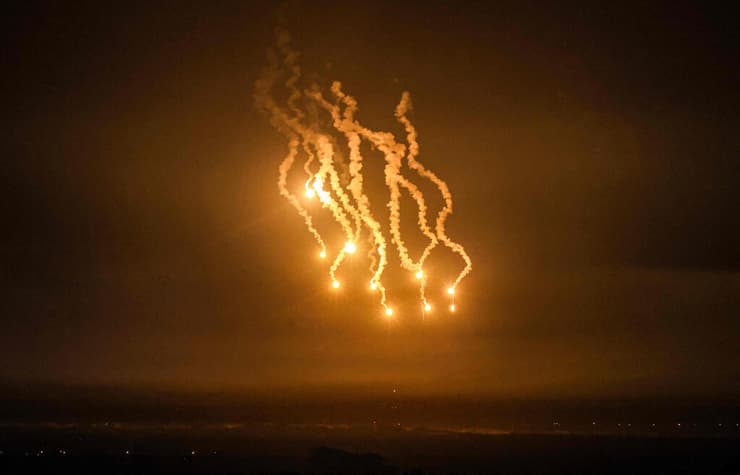 פצצות תאורה של צה"ל מעל חאן יונס רצועת עזה