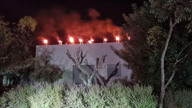 הדלקת נרות על גג ביתו של רועי עידן, צלם ynet, שנרצח ב-7 באוקטובר בכפר עזה