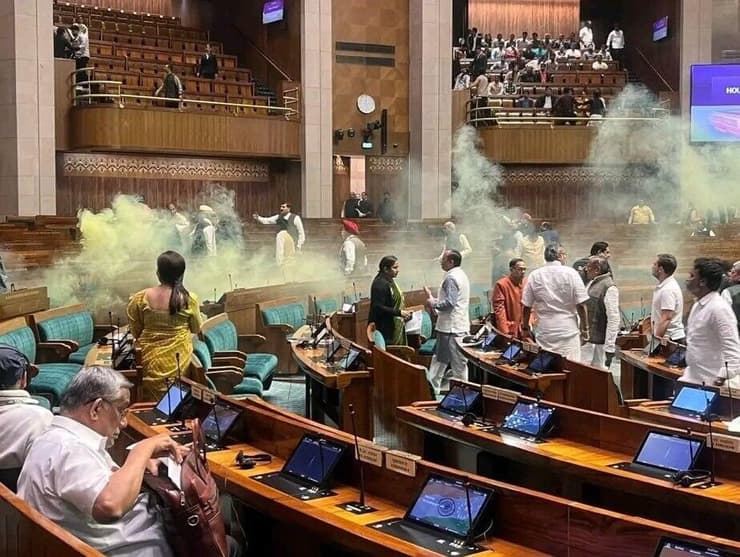 פרלמנט צופה התפרץ ל מליאה הפעיל רימון עשן