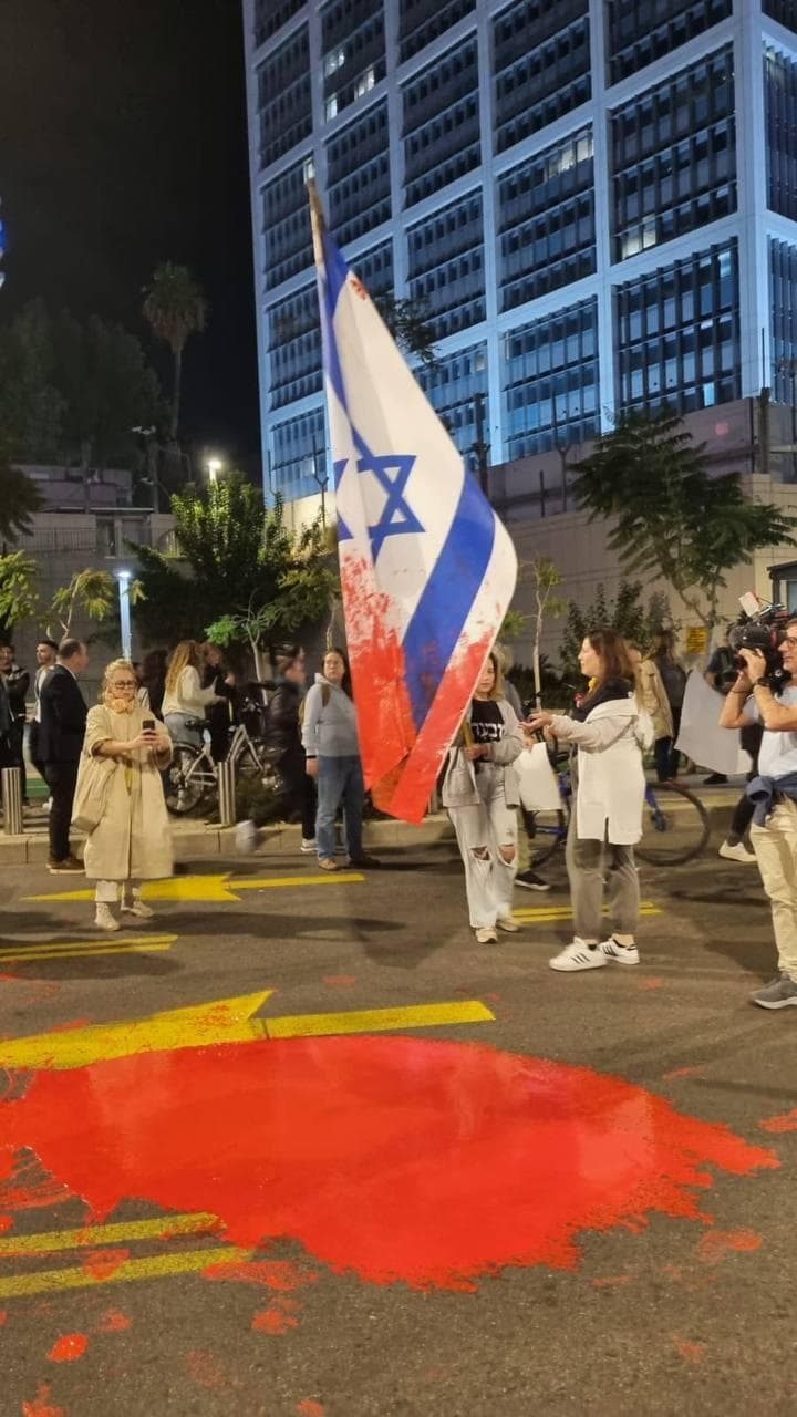 כביש השלום נצבע בהפגנה להחזרת החטופים בקריה תל אביב