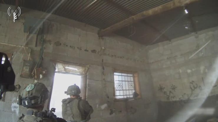 על הריסות אחד מבתיו של סינוואר: הלחימה בחאן יונס ממצלמות הקסדה של לוחמי הקומנדו