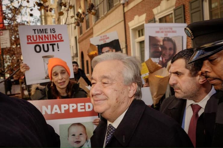 מזכ"ל האו"ם אנטוניו גוטרש מוציא דיסקית להחזרת החטופים מכיסו לאחר שמשפחות החטופים התעמתו איתו מחוץ לביתו בניו יורק
