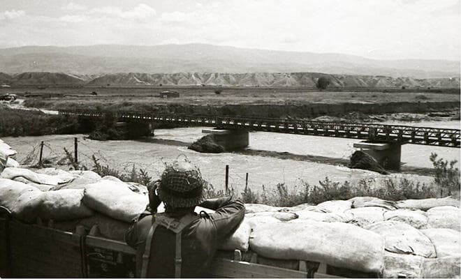 חייל משקיף מעמדה בגבול ירדן, 1971. צילום: בוריס כרמי, מתוך אוסף מיתר, האוסף הלאומי לתצלומים על שם משפחת פריצקר, הספרייה הלאומית