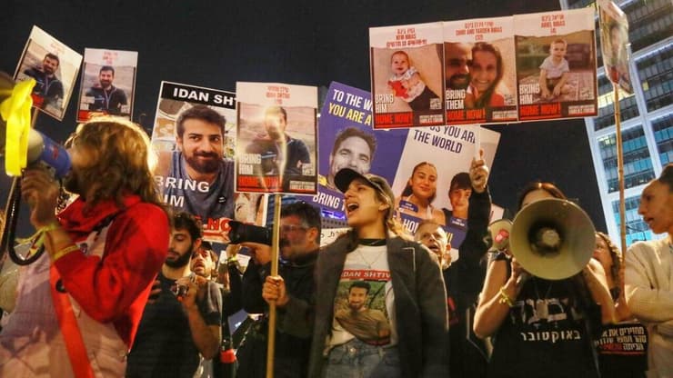 משפחות החטופים צועדות לקריה במחאה לשחרורם