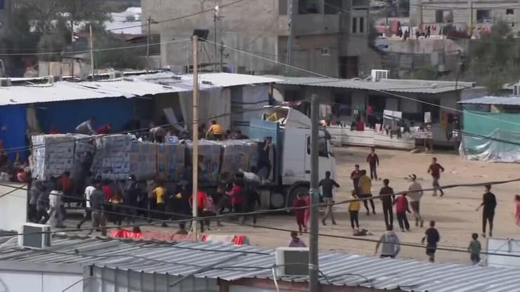 פלסטינים מתנפלים על משאיות סיוע הומניטרי ברפיח, עזה