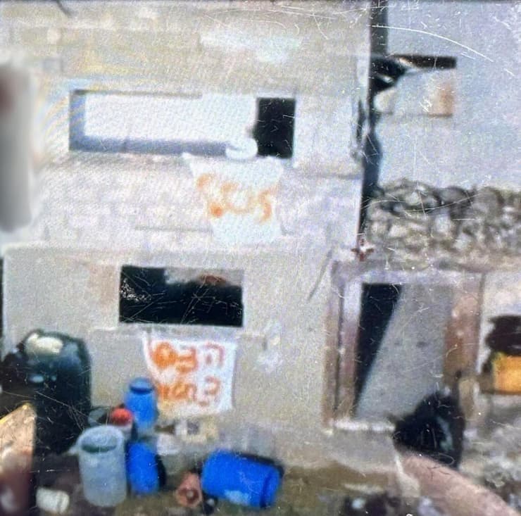 שלטים עם קריאות לעזרה ברצועת עזה, בסמוך לאירוע בו נורו החטופים הישראלים על ידי כוחות צה"ל