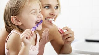 צחצוח שיניים עם ילדים