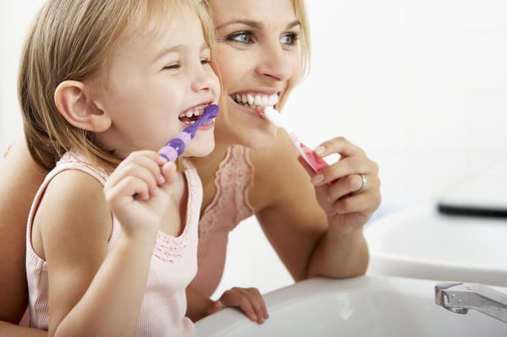 צחצוח שיניים עם ילדים