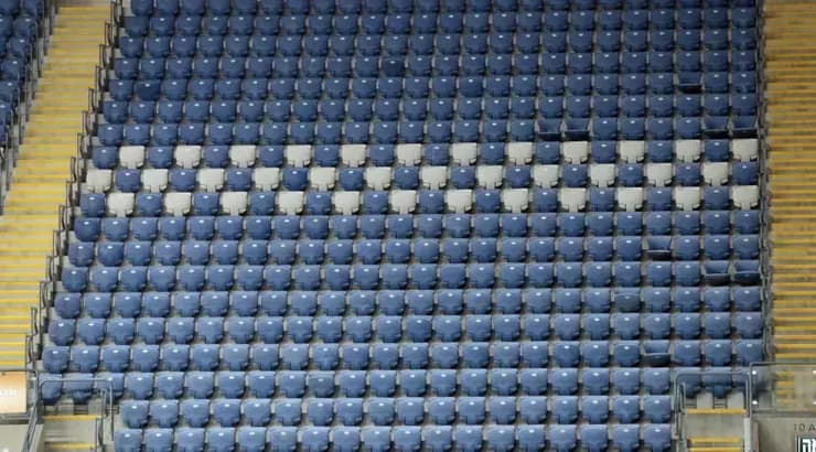 הכיסאות הריקים באצטדיון שלמה ביטוח