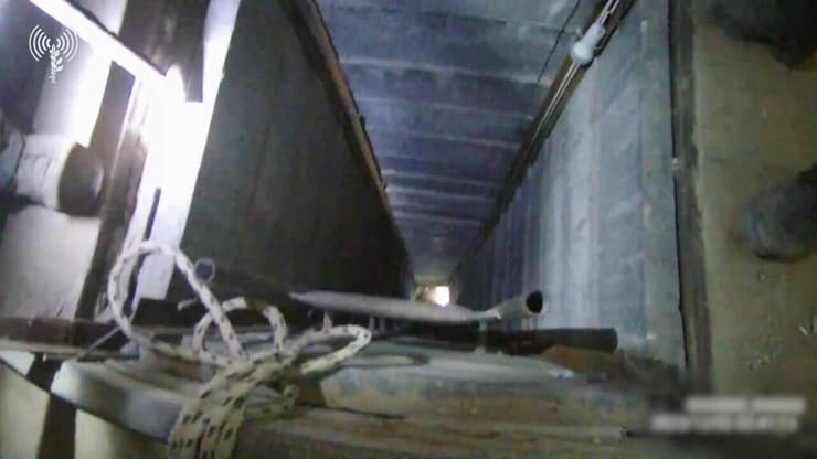  תיעוד של כוחות שלדג מתוך המנהרה שיוצאת מביתו של ראש לשכתו של יחיא סינוואר