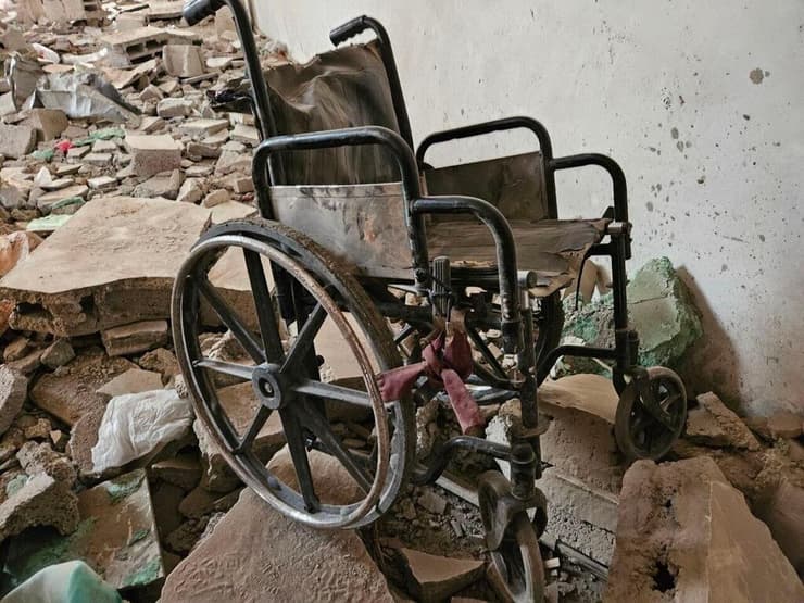 כסא גלגלים שנמצא ליד הפיר של מוחמד דף