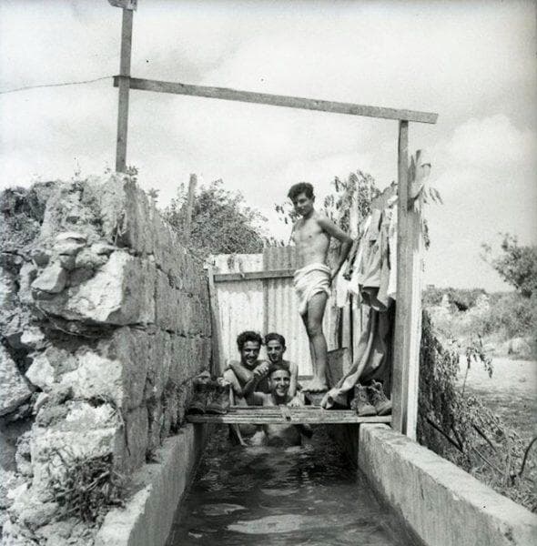 חיילי חטיבת גולני במנוחה בזמן אימונים בגליל, 1950. צילום: בוריס כרמי. מתוך אוסף מיתר, האוסף הלאומי לתצלומים על שם משפחת פריצקר, הספרייה הלאומית